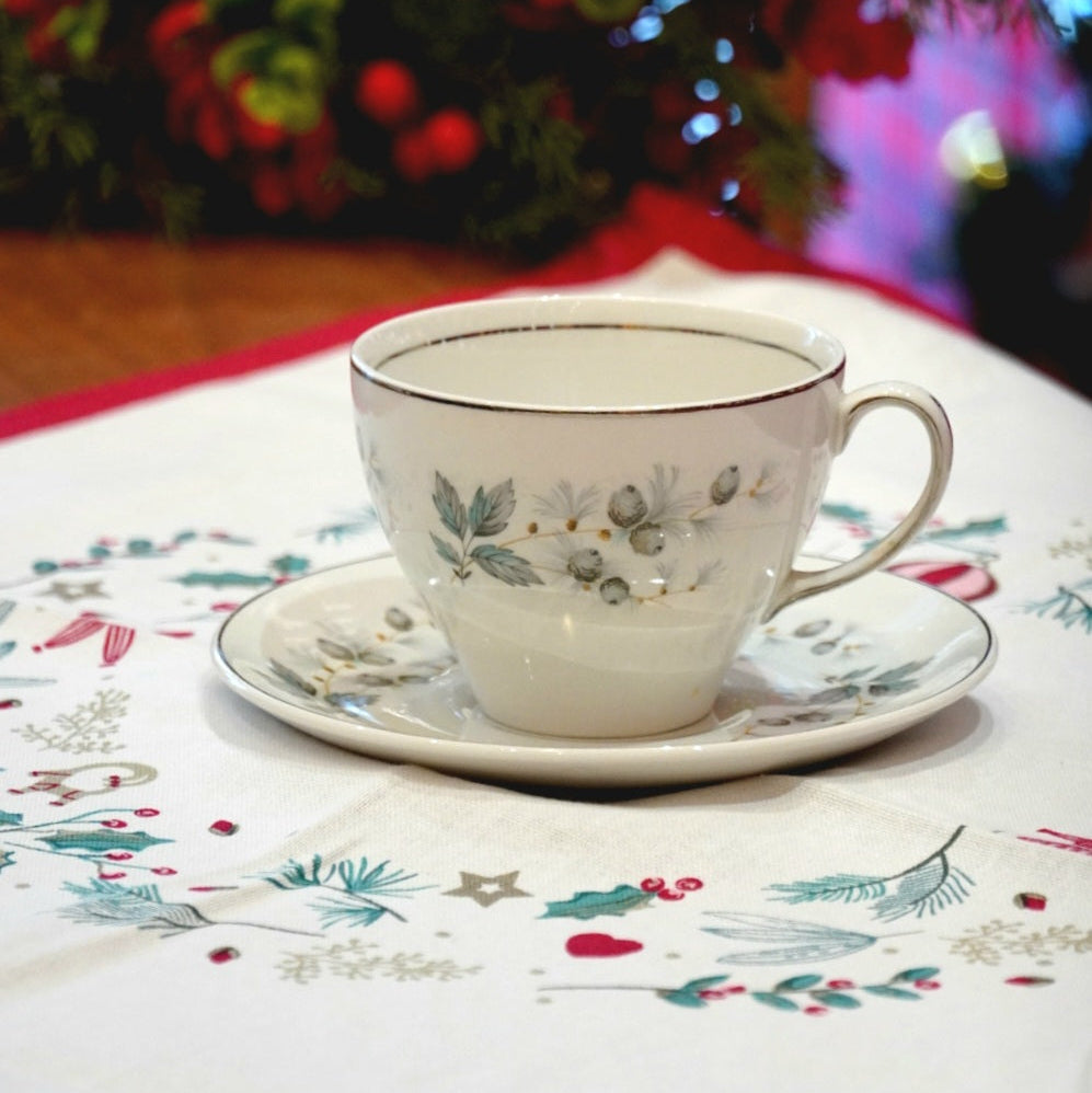 Case n°6 | Tasse "Snowhite" en porcelaine anglaise Johnson bros & torchon "Merry christmas" Greengate