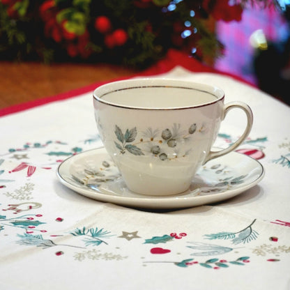 Case n°6 | Tasse "Snowhite" en porcelaine anglaise Johnson bros & torchon "Merry christmas" Greengate