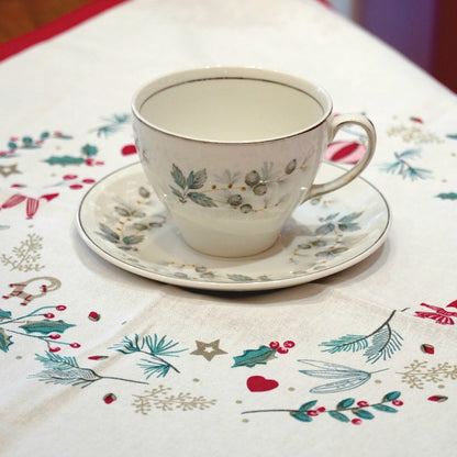 Case n°6 | Tasse "Snowhite" en porcelaine anglaise Johnson bros & torchon "Merry christmas" Greengate
