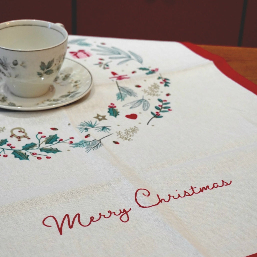 Case n°6 | Tasse "Snowhite" en porcelaine anglaise Johnson bros & torchon "Merry christmas" Greengate
