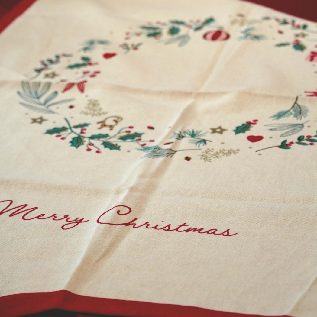 Case n°6 | Tasse "Snowhite" en porcelaine anglaise Johnson bros & torchon "Merry christmas" Greengate