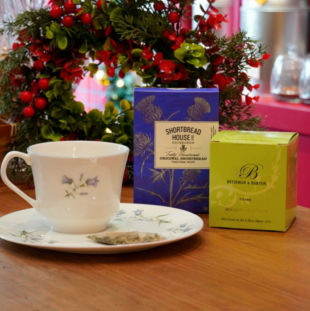 Case n°17 | Tasse et sa grande sous-tasse en porcelaine anglaise Elizabethan Moorland & boîte 25 mousselines de tisane "Bouquet de Manon" Betjeman & Barton & boîte 170g de shortbreads natures "House of Edinburgh"