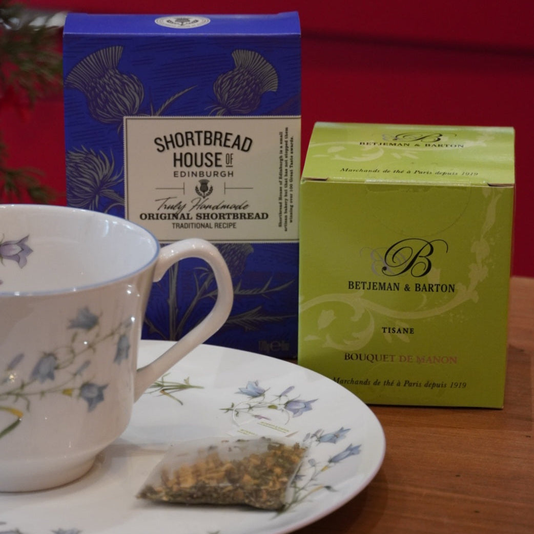 Case n°17 | Tasse et sa grande sous-tasse en porcelaine anglaise Elizabethan Moorland & boîte 25 mousselines de tisane "Bouquet de Manon" Betjeman & Barton & boîte 170g de shortbreads natures "House of Edinburgh"