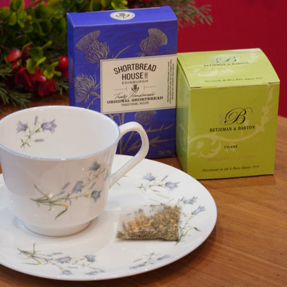 Case n°17 | Tasse et sa grande sous-tasse en porcelaine anglaise Elizabethan Moorland & boîte 25 mousselines de tisane "Bouquet de Manon" Betjeman & Barton & boîte 170g de shortbreads natures "House of Edinburgh"
