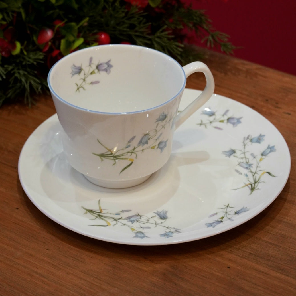 Case n°17 | Tasse et sa grande sous-tasse en porcelaine anglaise Elizabethan Moorland & boîte 25 mousselines de tisane "Bouquet de Manon" Betjeman & Barton & boîte 170g de shortbreads natures "House of Edinburgh"