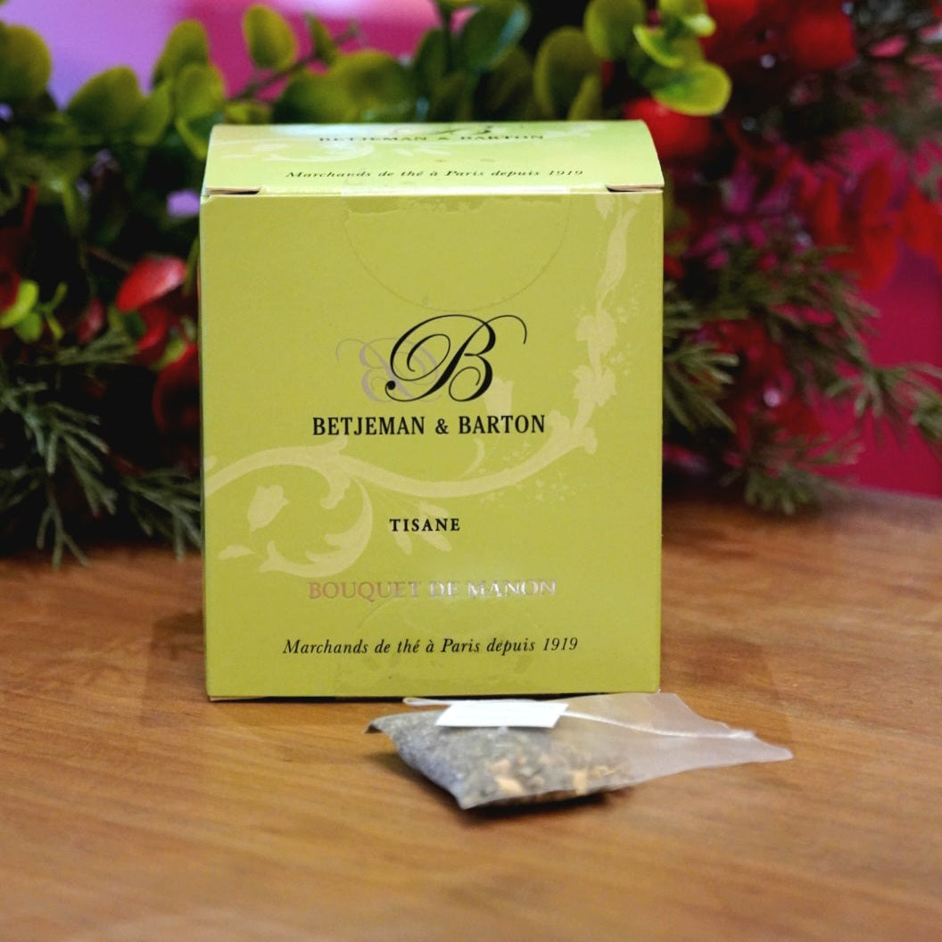 Case n°17 | Tasse et sa grande sous-tasse en porcelaine anglaise Elizabethan Moorland & boîte 25 mousselines de tisane "Bouquet de Manon" Betjeman & Barton & boîte 170g de shortbreads natures "House of Edinburgh"