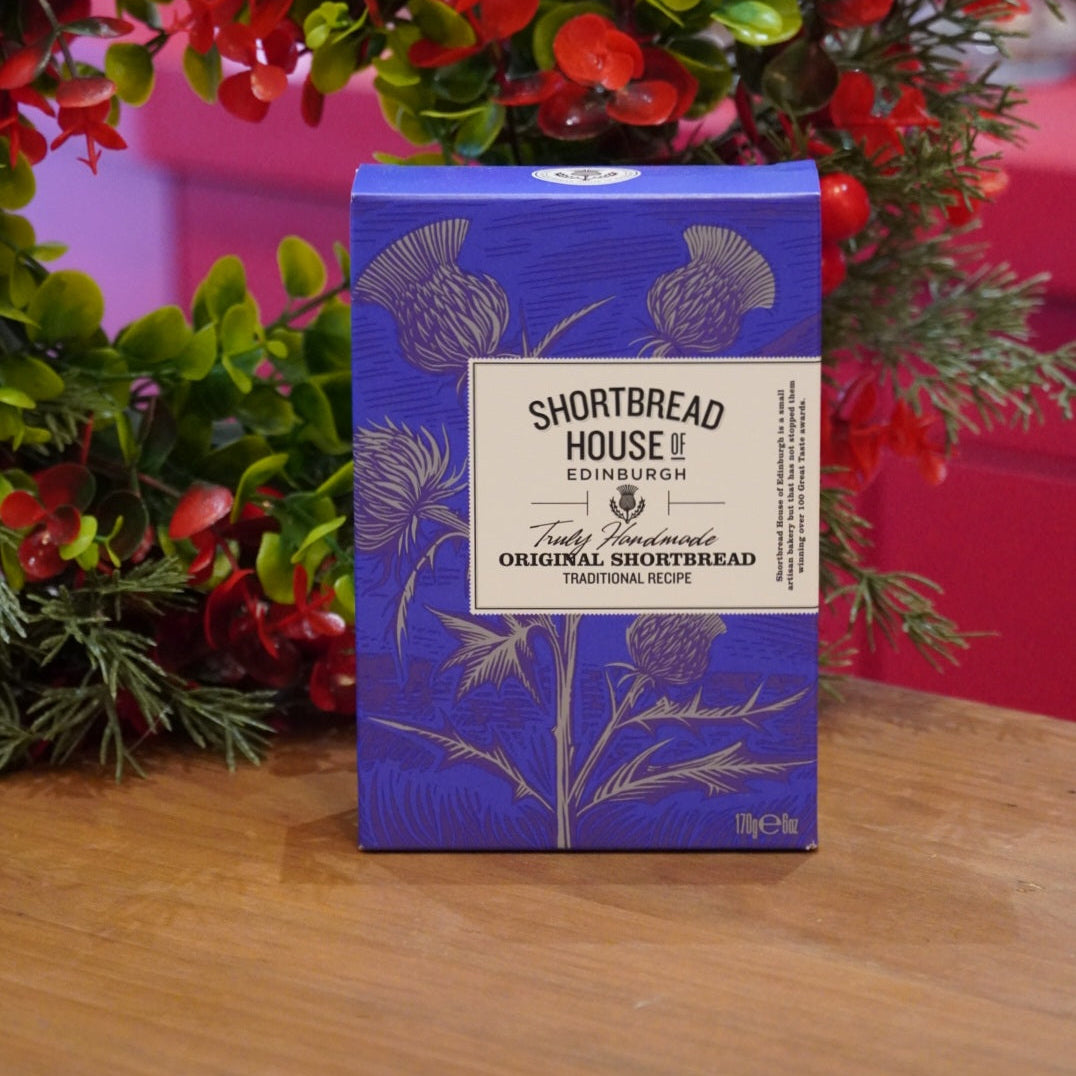 Case n°17 | Tasse et sa grande sous-tasse en porcelaine anglaise Elizabethan Moorland & boîte 25 mousselines de tisane "Bouquet de Manon" Betjeman & Barton & boîte 170g de shortbreads natures "House of Edinburgh"