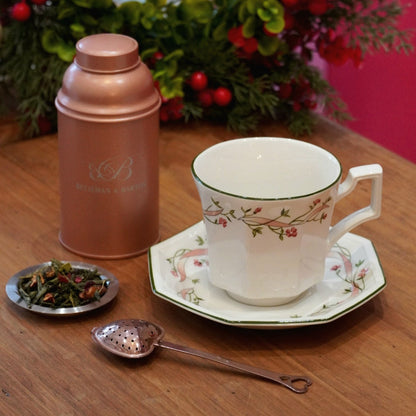 Case n°14 | Tasse en céramique anglaise Johnson Bros & boîte de thé vert 100g "Vivre les belles choses de la vie" & cuillère infuseur à thé rose gold