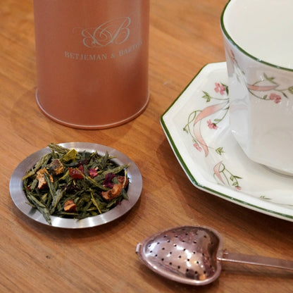 Case n°14 | Tasse en céramique anglaise Johnson Bros & boîte de thé vert 100g "Vivre les belles choses de la vie" & cuillère infuseur à thé rose gold