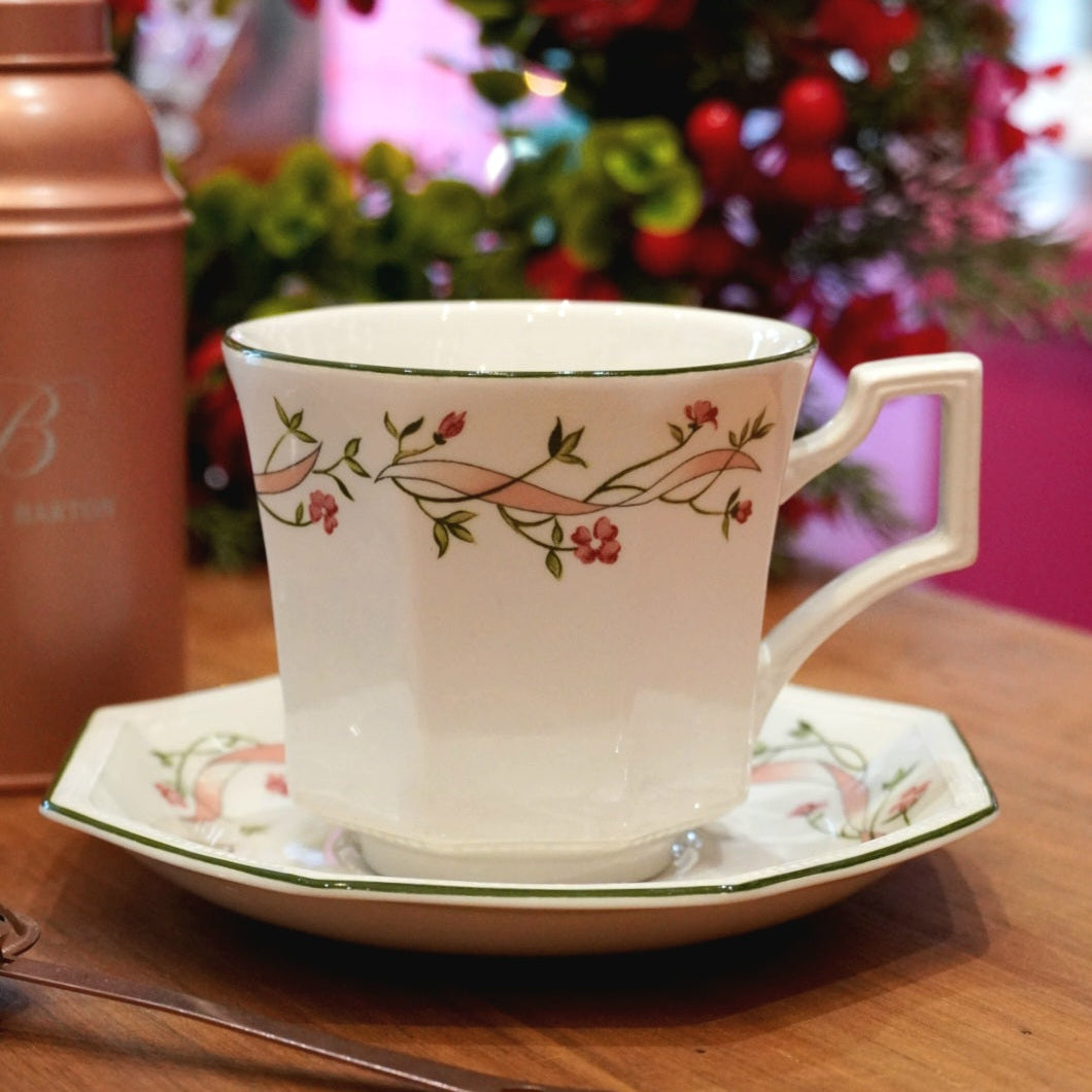 Case n°14 | Tasse en céramique anglaise Johnson Bros & boîte de thé vert 100g "Vivre les belles choses de la vie" & cuillère infuseur à thé rose gold
