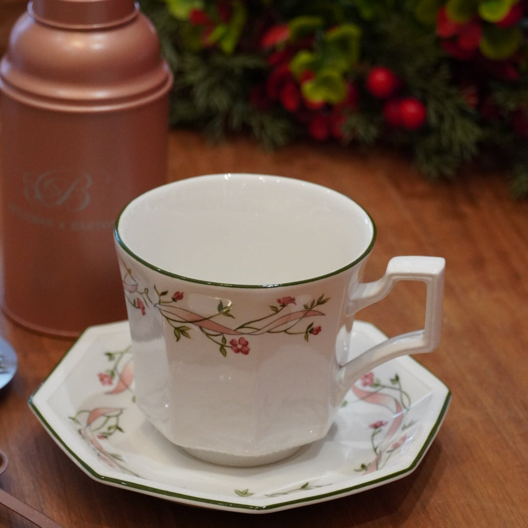 Case n°14 | Tasse en céramique anglaise Johnson Bros & boîte de thé vert 100g "Vivre les belles choses de la vie" & cuillère infuseur à thé rose gold
