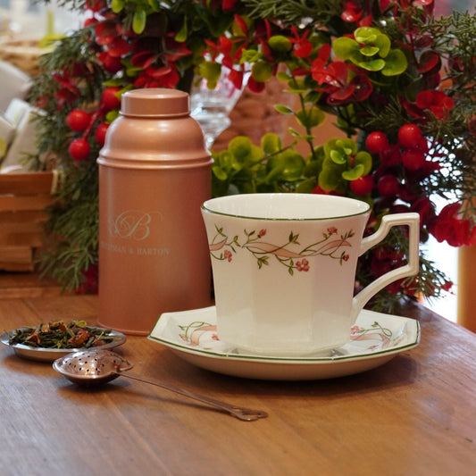 Case n°14 | Tasse en céramique anglaise Johnson Bros & boîte de thé vert 100g "Vivre les belles choses de la vie" & cuillère infuseur à thé rose gold