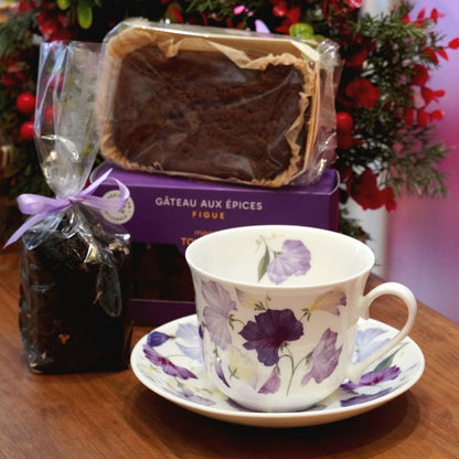 Case n°22 | Tasse "Sweet Pea" en porcelaine anglaise fleurie Roy Kirkham aux figues Maison Toussaint & 100g de thé noir à la violette Betjeman & Barton