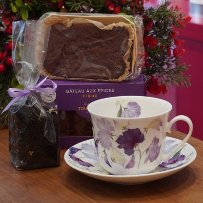 Case n°22 | Tasse "Sweet Pea" en porcelaine anglaise fleurie Roy Kirkham aux figues Maison Toussaint & 100g de thé noir à la violette Betjeman & Barton