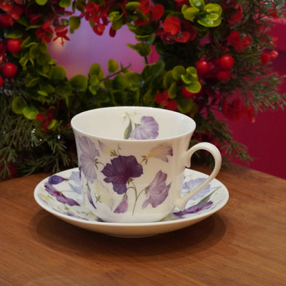 Case n°22 | Tasse "Sweet Pea" en porcelaine anglaise fleurie Roy Kirkham aux figues Maison Toussaint & 100g de thé noir à la violette Betjeman & Barton