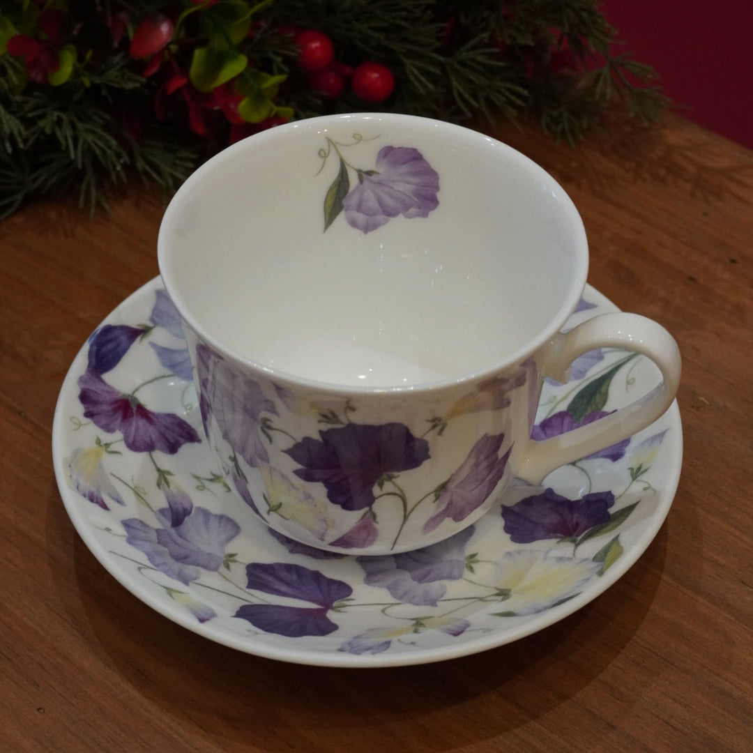 Case n°22 | Tasse "Sweet Pea" en porcelaine anglaise fleurie Roy Kirkham aux figues Maison Toussaint & 100g de thé noir à la violette Betjeman & Barton