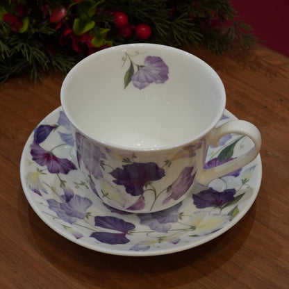 Case n°22 | Tasse "Sweet Pea" en porcelaine anglaise fleurie Roy Kirkham aux figues Maison Toussaint & 100g de thé noir à la violette Betjeman & Barton