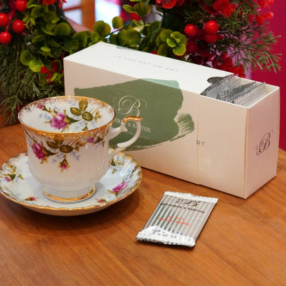 Case n°19 | Tasse en porcelaine polonaise fleurie et dorée Chodzież & coffret de 24 mousselines de thé vert et noir Betjeman & Barton