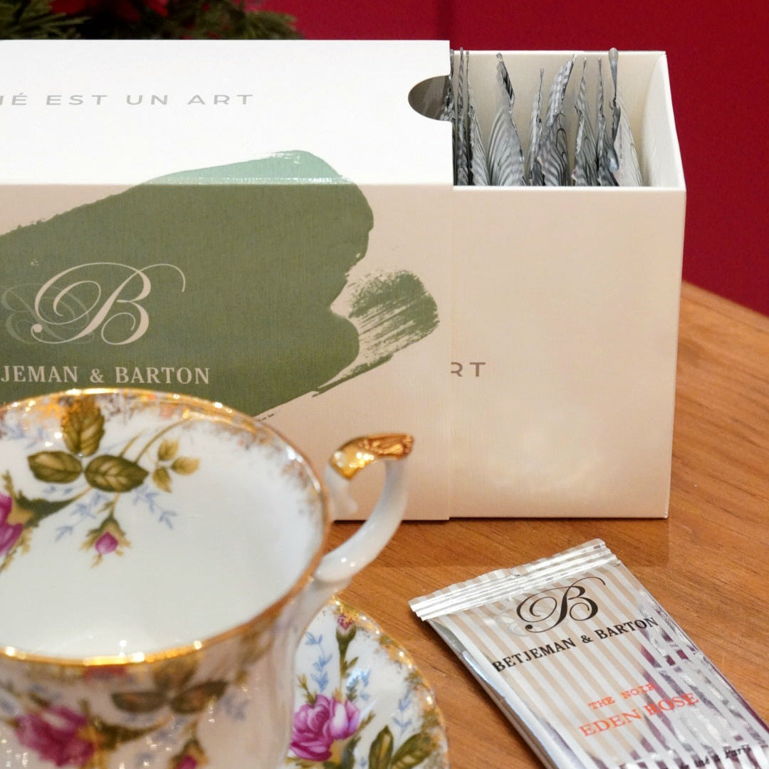 Case n°19 | Tasse en porcelaine polonaise fleurie et dorée Chodzież & coffret de 24 mousselines de thé vert et noir Betjeman & Barton