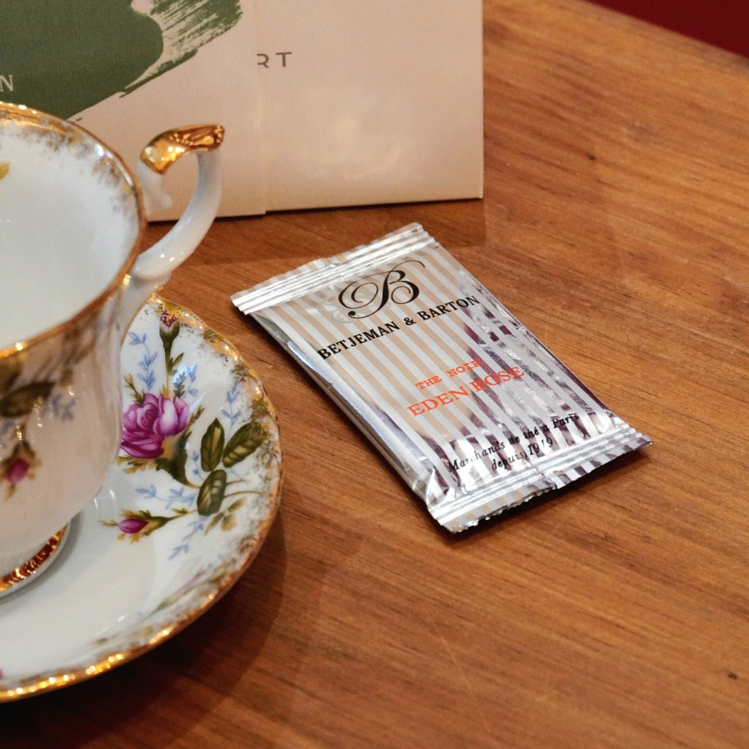 Case n°19 | Tasse en porcelaine polonaise fleurie et dorée Chodzież & coffret de 24 mousselines de thé vert et noir Betjeman & Barton