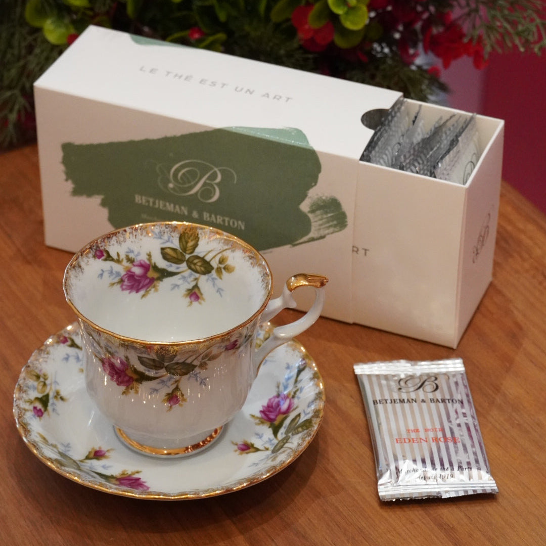 Case n°19 | Tasse en porcelaine polonaise fleurie et dorée Chodzież & coffret de 24 mousselines de thé vert et noir Betjeman & Barton