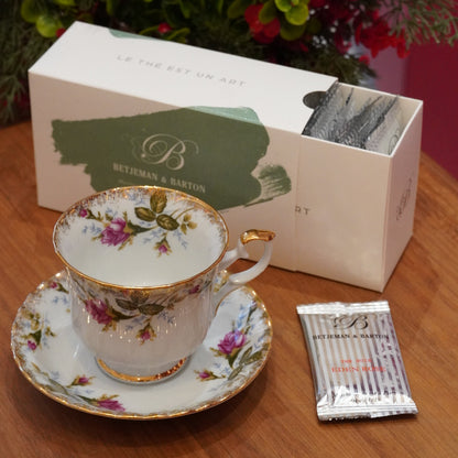 Case n°19 | Tasse en porcelaine polonaise fleurie et dorée Chodzież & coffret de 24 mousselines de thé vert et noir Betjeman & Barton