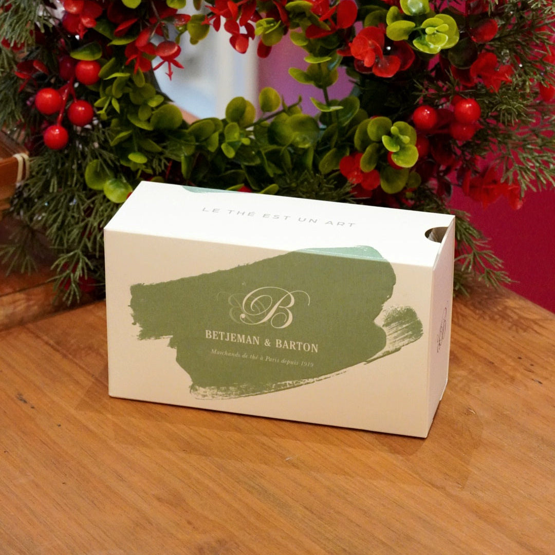 Case n°19 | Tasse en porcelaine polonaise fleurie et dorée Chodzież & coffret de 24 mousselines de thé vert et noir Betjeman & Barton