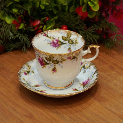 Case n°19 | Tasse en porcelaine polonaise fleurie et dorée Chodzież & coffret de 24 mousselines de thé vert et noir Betjeman & Barton