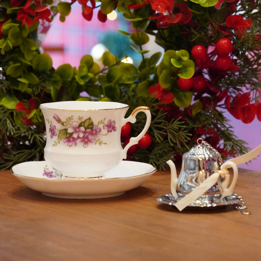 Case n°8 | Tasse en porcelaine anglaise  "Charming Violet" Royal Ascott & infuseur à thé en forme de théière