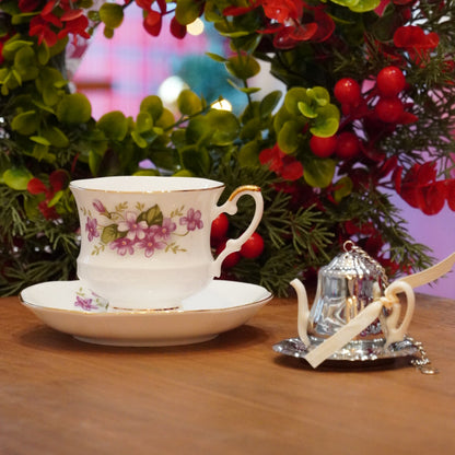 Case n°8 | Tasse en porcelaine anglaise  "Charming Violet" Royal Ascott & infuseur à thé en forme de théière
