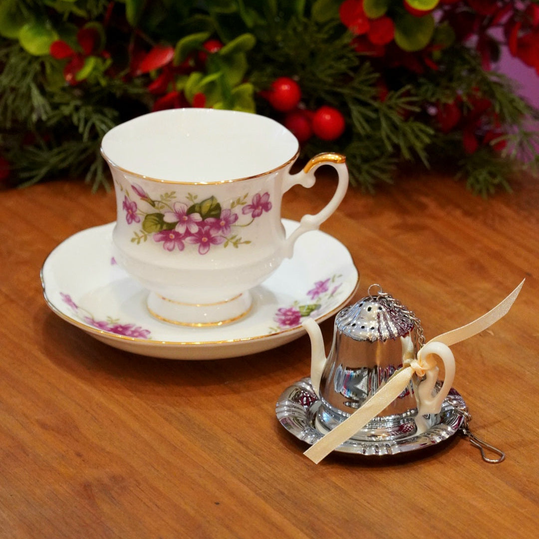 Case n°8 | Tasse en porcelaine anglaise  "Charming Violet" Royal Ascott & infuseur à thé en forme de théière