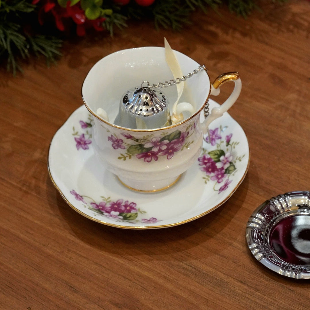 Case n°8 | Tasse en porcelaine anglaise  "Charming Violet" Royal Ascott & infuseur à thé en forme de théière