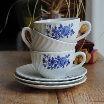 Trio de tasses "Ubalde" en faïence de Lunéville K&G torsadée aux motifs floraux bleutés Spécial Grand Feu