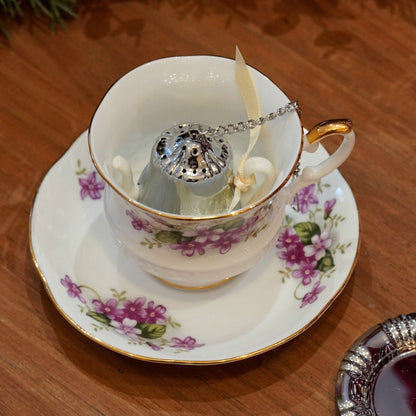 Case n°8 | Tasse en porcelaine anglaise  "Charming Violet" Royal Ascott & infuseur à thé en forme de théière