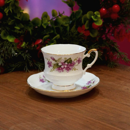 Case n°8 | Tasse en porcelaine anglaise  "Charming Violet" Royal Ascott & infuseur à thé en forme de théière