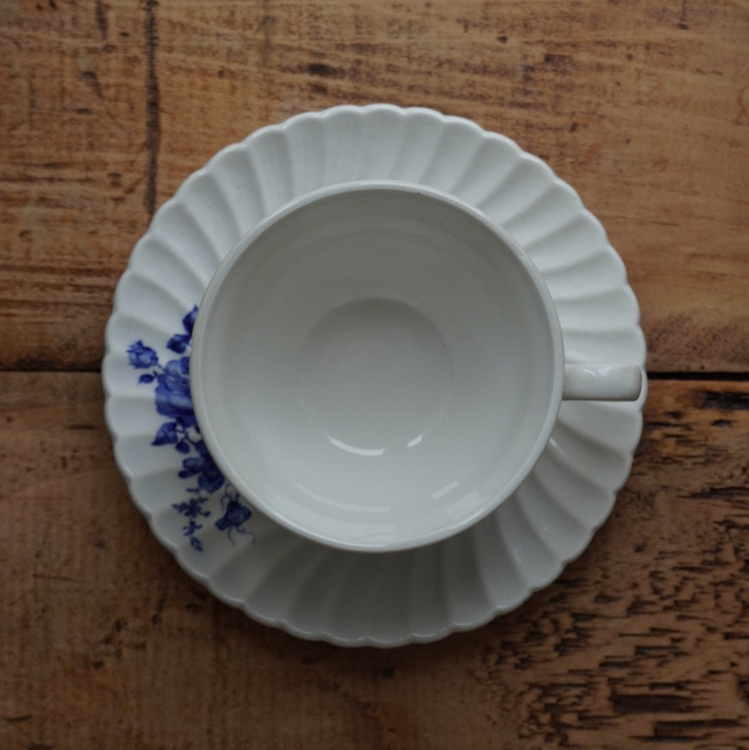 Trio de tasses "Ubalde" en faïence de Lunéville K&G torsadée aux motifs floraux bleutés Spécial Grand Feu
