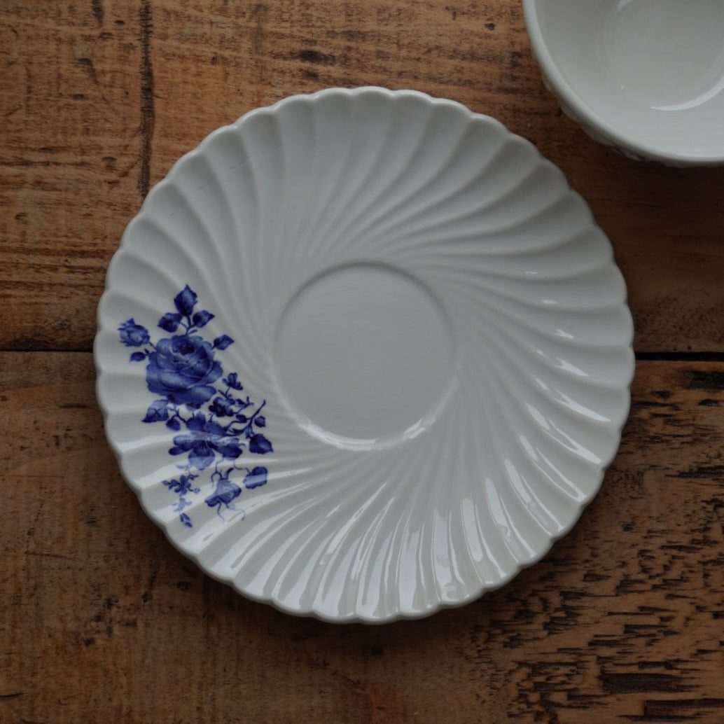 Trio de tasses "Ubalde" en faïence de Lunéville K&G torsadée aux motifs floraux bleutés Spécial Grand Feu