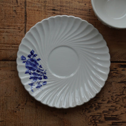 Trio de tasses "Ubalde" en faïence de Lunéville K&G torsadée aux motifs floraux bleutés Spécial Grand Feu