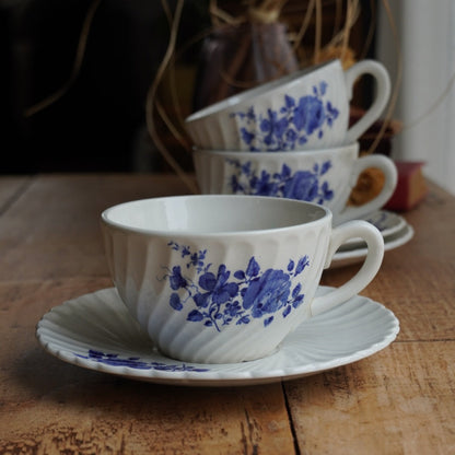 Trio de tasses "Ubalde" en faïence de Lunéville K&G torsadée aux motifs floraux bleutés Spécial Grand Feu