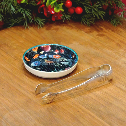 Case n°18 | Pince à sucre en argent massif & repose sachet en céramique Pip Studio