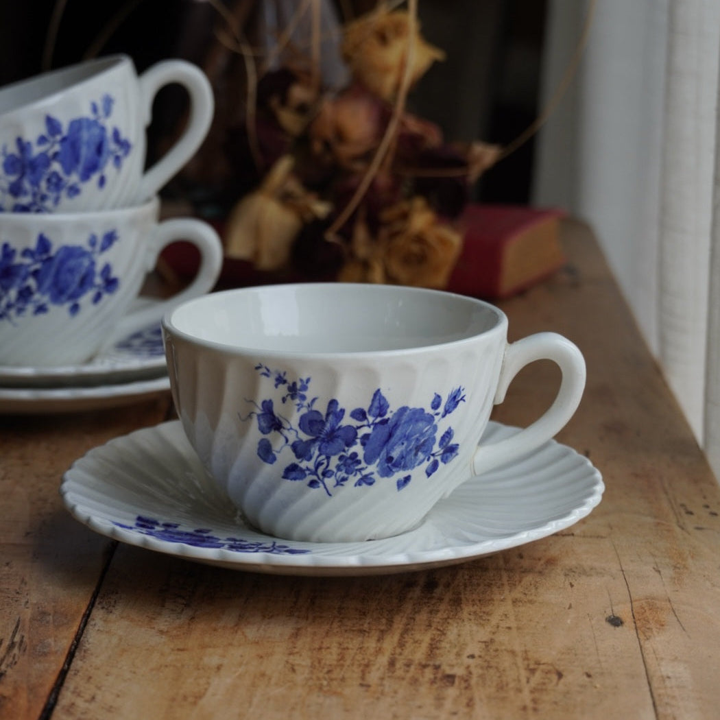 Trio de tasses "Ubalde" en faïence de Lunéville K&G torsadée aux motifs floraux bleutés Spécial Grand Feu