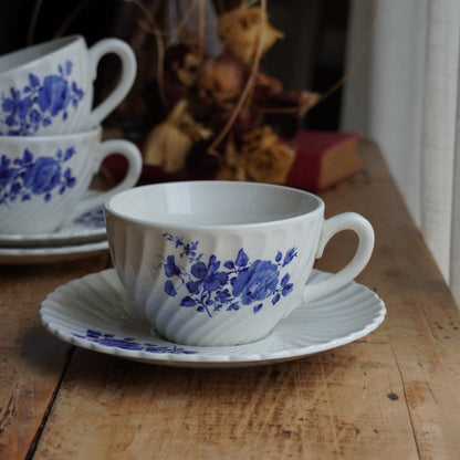 Trio de tasses "Ubalde" en faïence de Lunéville K&G torsadée aux motifs floraux bleutés Spécial Grand Feu
