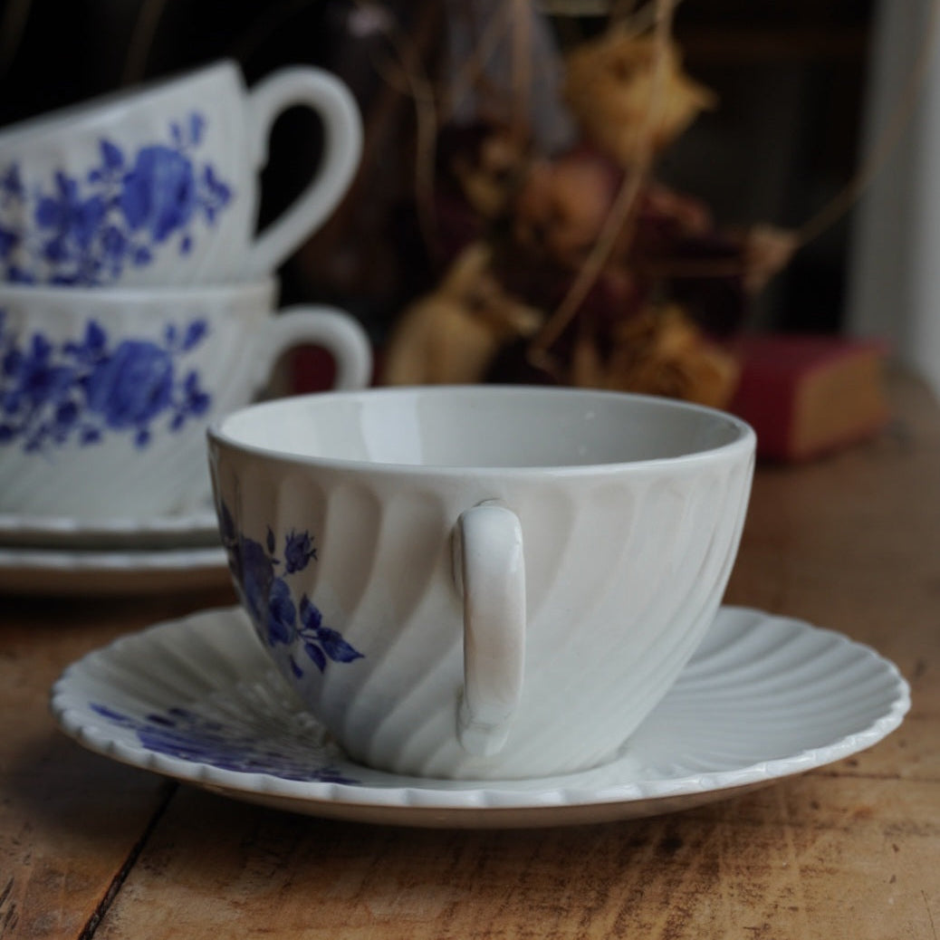 Trio de tasses "Ubalde" en faïence de Lunéville K&G torsadée aux motifs floraux bleutés Spécial Grand Feu