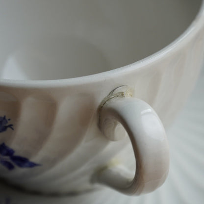 Trio de tasses "Ubalde" en faïence de Lunéville K&G torsadée aux motifs floraux bleutés Spécial Grand Feu