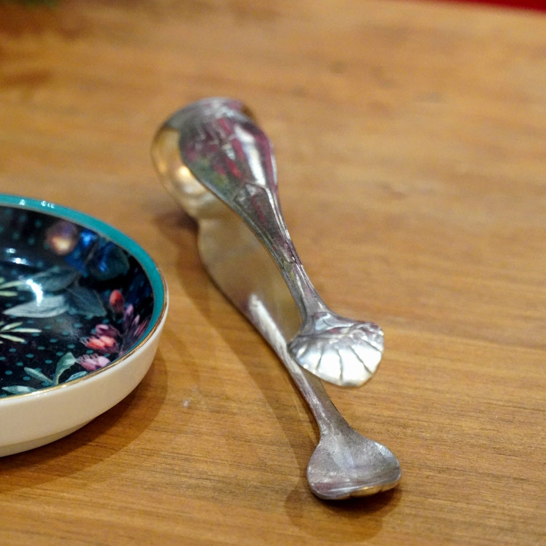 Case n°18 | Pince à sucre en argent massif & repose sachet en céramique Pip Studio