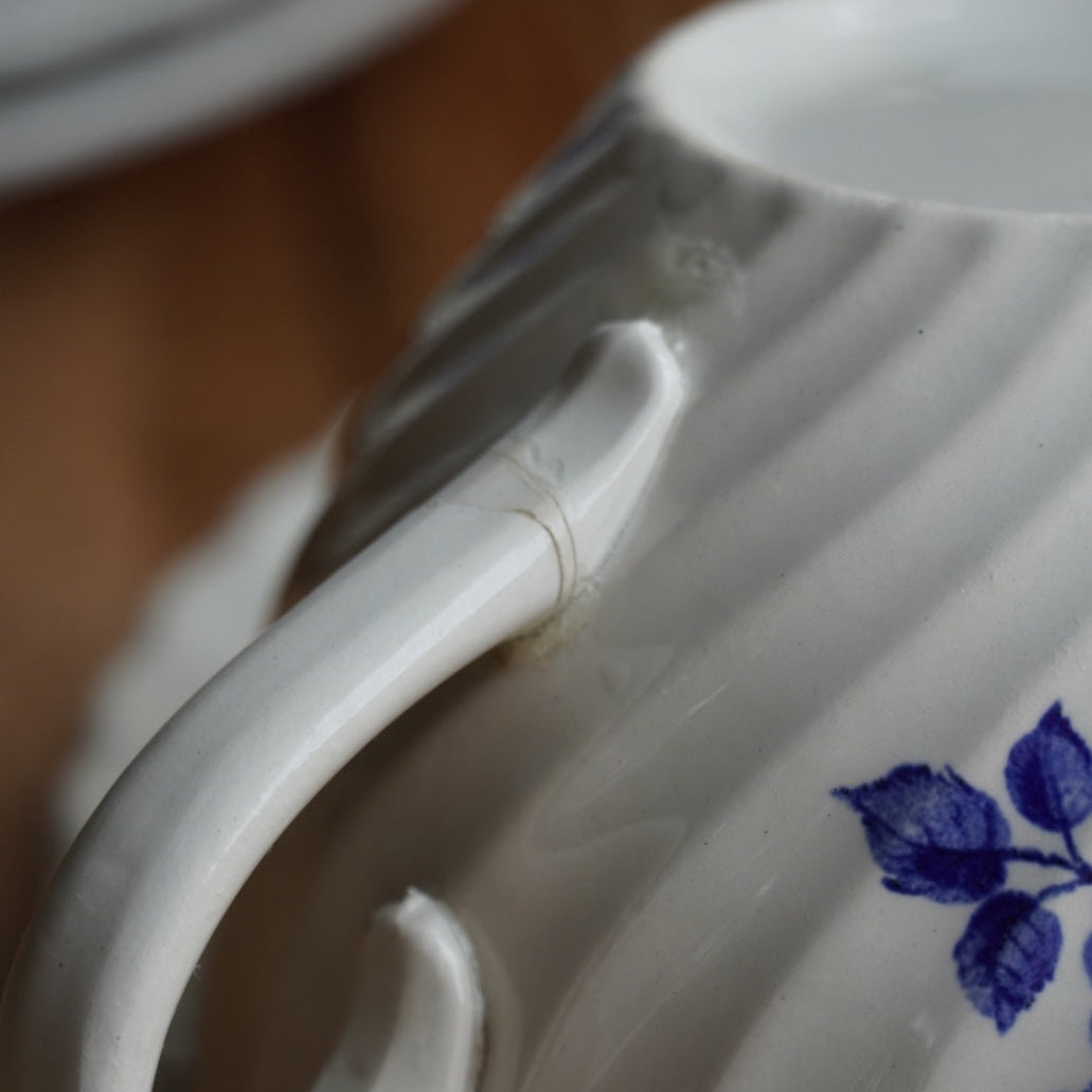 Trio de tasses "Ubalde" en faïence de Lunéville K&G torsadée aux motifs floraux bleutés Spécial Grand Feu