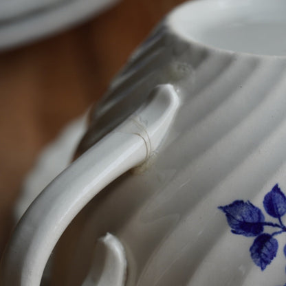 Trio de tasses "Ubalde" en faïence de Lunéville K&G torsadée aux motifs floraux bleutés Spécial Grand Feu