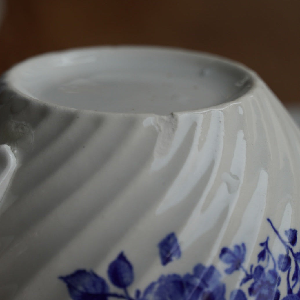 Trio de tasses "Ubalde" en faïence de Lunéville K&G torsadée aux motifs floraux bleutés Spécial Grand Feu