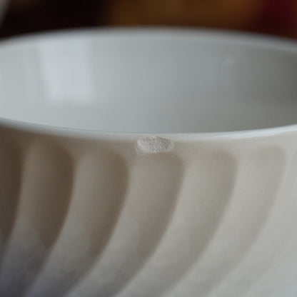 Trio de tasses "Ubalde" en faïence de Lunéville K&G torsadée aux motifs floraux bleutés Spécial Grand Feu