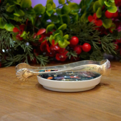 Case n°18 | Pince à sucre en argent massif & repose sachet en céramique Pip Studio